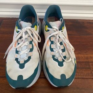 Nike Escape Run Cozy Sneaker